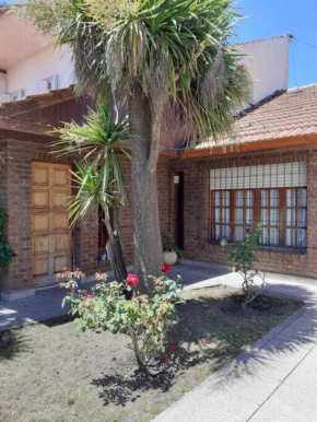Turismo. Casa hasta 12 personas. En Barrio fliar.